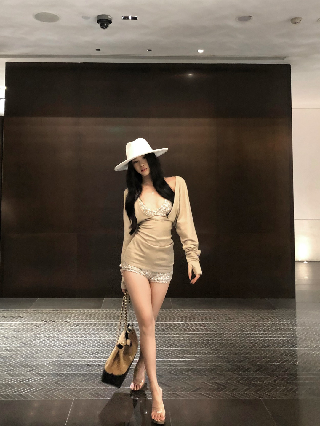 Китайцы одежда наборы 蜜桃姨 杏色亮片t恤长袖秋季紧身女性感深v低胸辣妹修身上衣套装