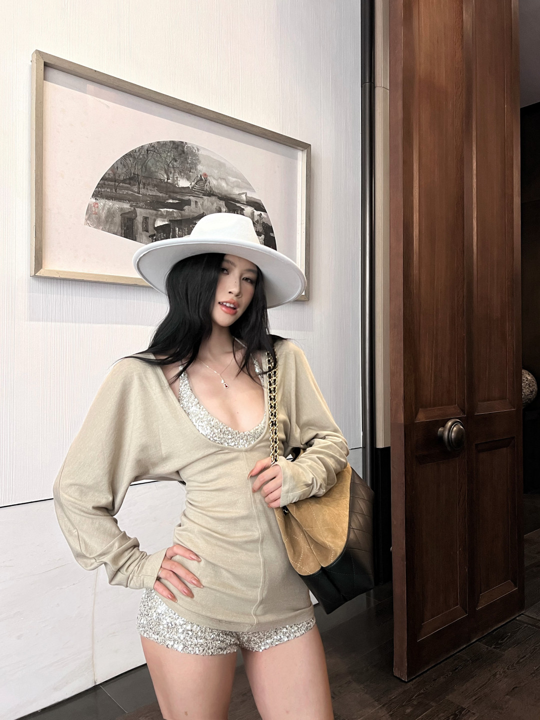 Китайцы одежда наборы 蜜桃姨 杏色亮片t恤长袖秋季紧身女性感深v低胸辣妹修身上衣套装