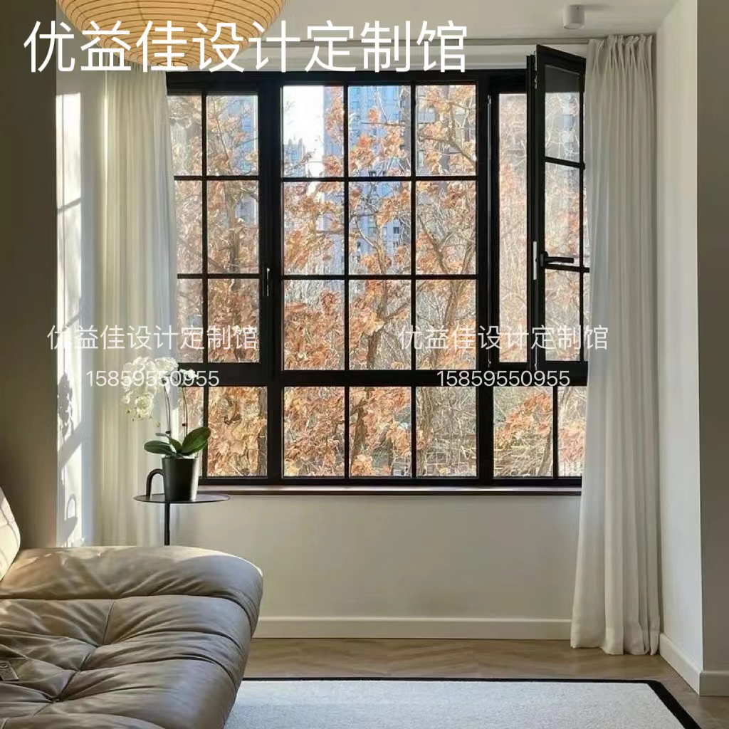 フランスのレトロな格子窓、錬鉄製の金属製の古いスチール製の窓、白い格子窓、クリーム色の窓、屋内のガラス窓