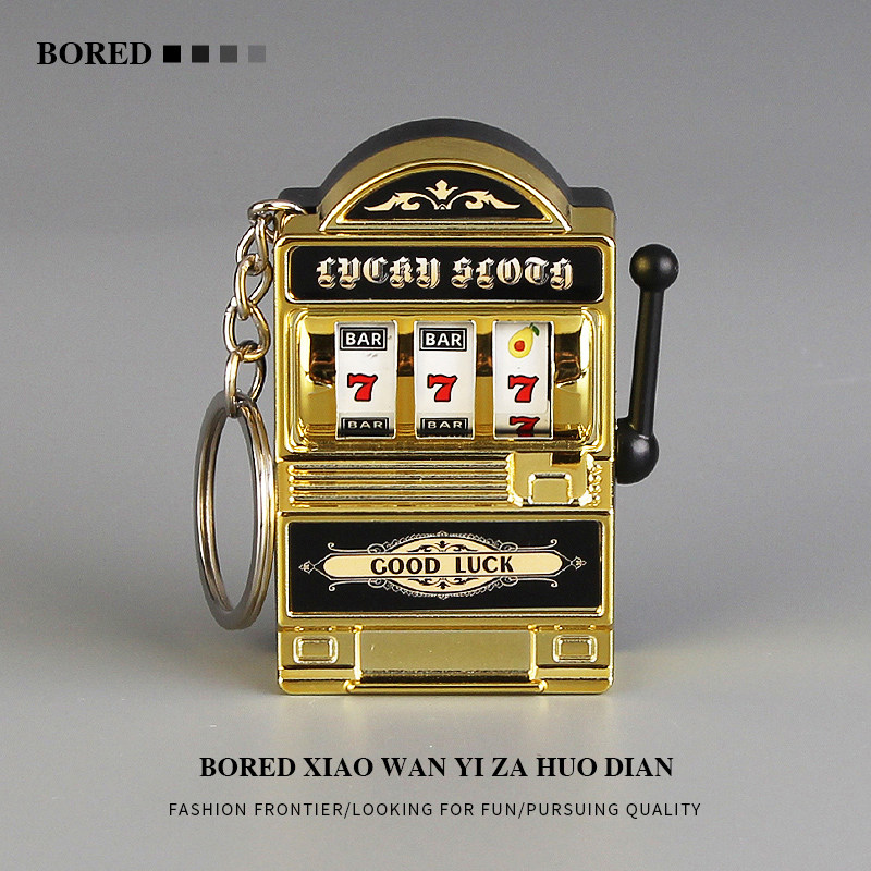退屈ですか？宝くじを回してみませんか？ミニフルーツ宝くじマシンのおもちゃ、マカオのスロットマシン型バックパックキーホルダー。