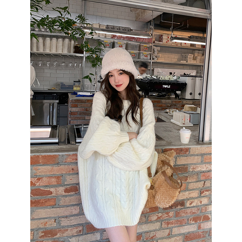 チェン・ダユのレディース用、ゆったりとしたミルキーホワイトのケーブルニットセーター。秋冬向け、ミドル丈、ゆったりとした着心地の良いニットトップス。