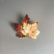 French retro maple leaf brooch exquisite high-end niche suit pin accessories anti-exposure buckle collar fixed corsage
