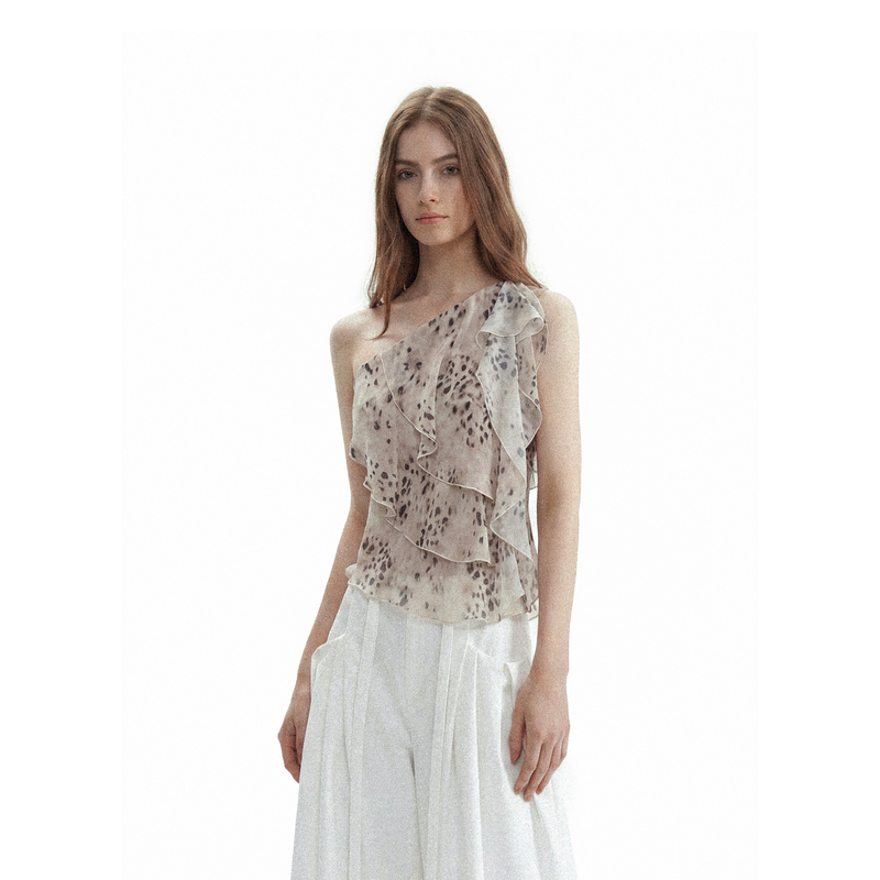 No3Kou「Leopard Cat Cat」Cool Leopard Print Chiffon Asymmetrical Shoulder Irregular Ruffle Off-Shoulder Top
