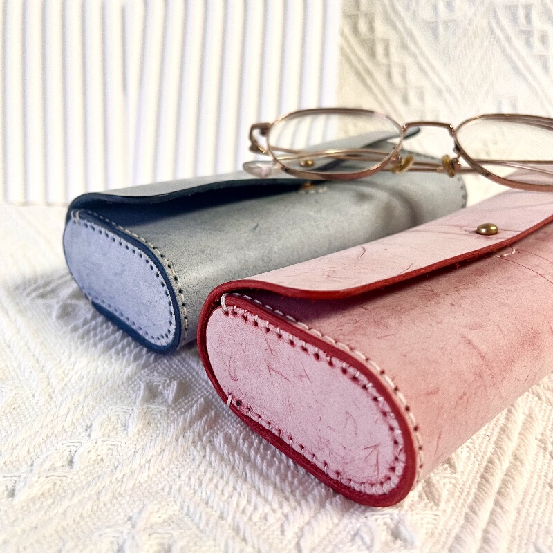 Fog Wax Leather Vegetable-Tanned First-Layer Cowhide Glasses Case, Simple and Stylish, Pressure-Resistant, Portable Sunglasses and Reading Glasses Storage Box, Handmade