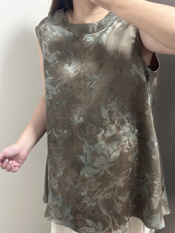 【Zipper Vest with Fishtail Hem】Perfect Mulberry Silk Floral Vest with Back Slit and Button Closure, Small Top, Summer 2026 Style