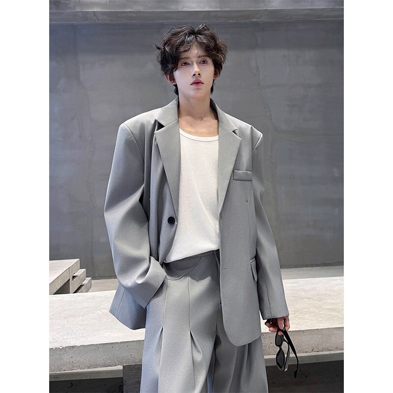 Light Gray Men's Dk Suit Set with a High-End Feel, Structured Shoulder Pads, Drapey Blazer, and Casual Dress Pants Light Gray Men's Dk Suit Set with a High-End Feel, Structured Shoulder Pads, Drapey Blazer, and Casual Dress Pants