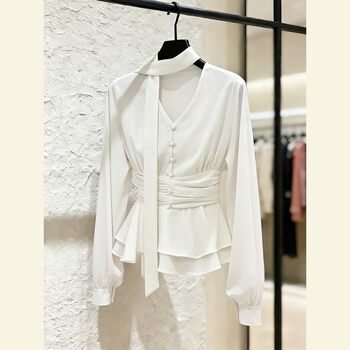 (in Stock) French-Style Chic and Youthful-Looking Top, Super Stylish and Age-Reducing, Unique and Distinctive White V-Neck Shirt for Spring
