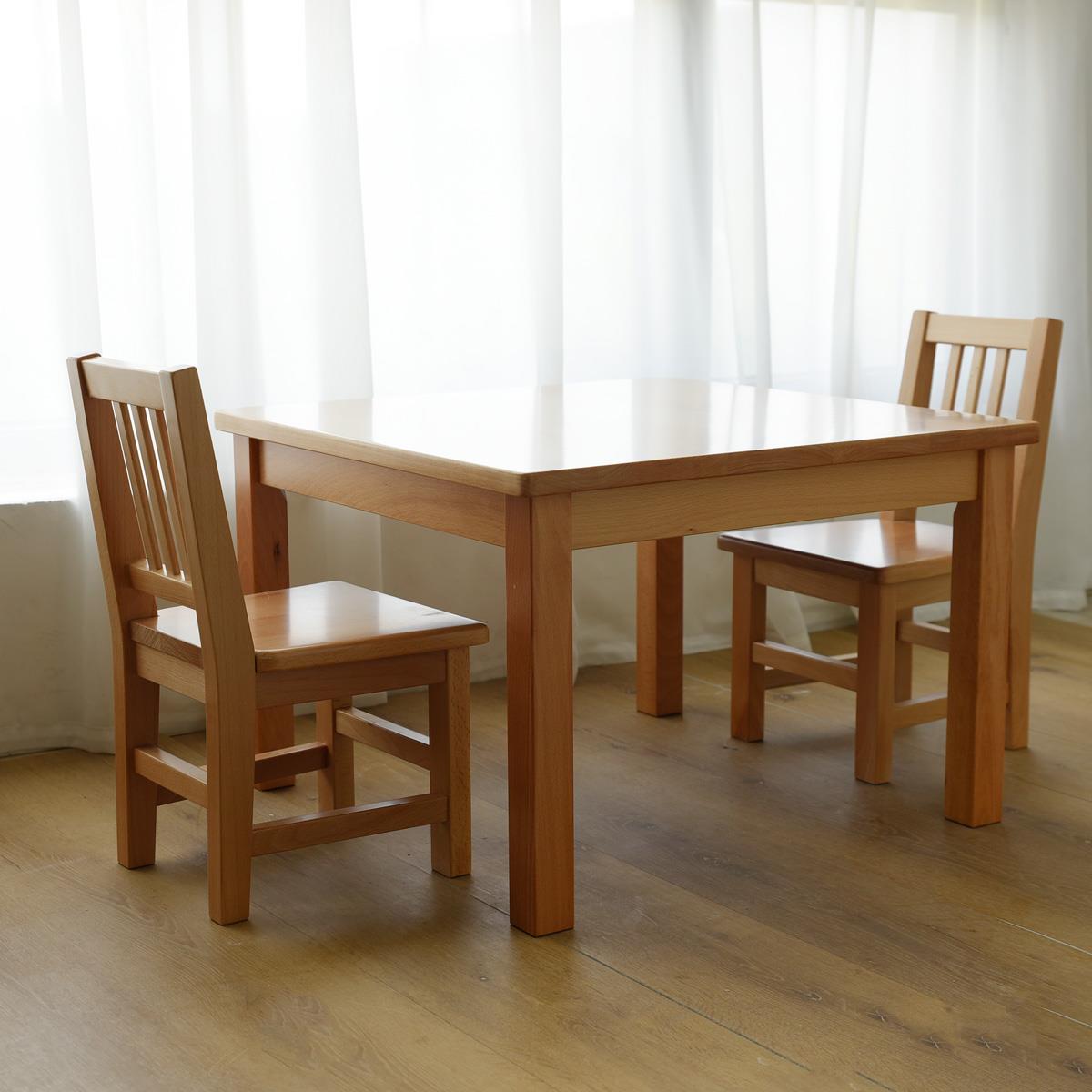 Shipped: a table with four small benches, a small beech wood square table and small chairs, a five-piece children's table, chair and dining table set