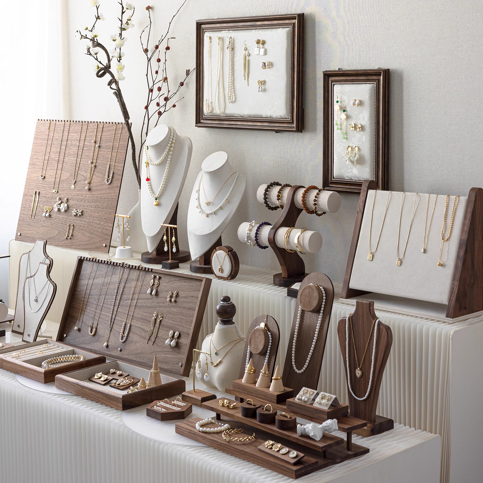 ヴィンテージウォールナットカラーのジュエリーディスプレイスタンド、リング、イヤリング、ネックレスディスプレイ、ディスプレイプレート、ショップストール、ジュエリーディスプレイ