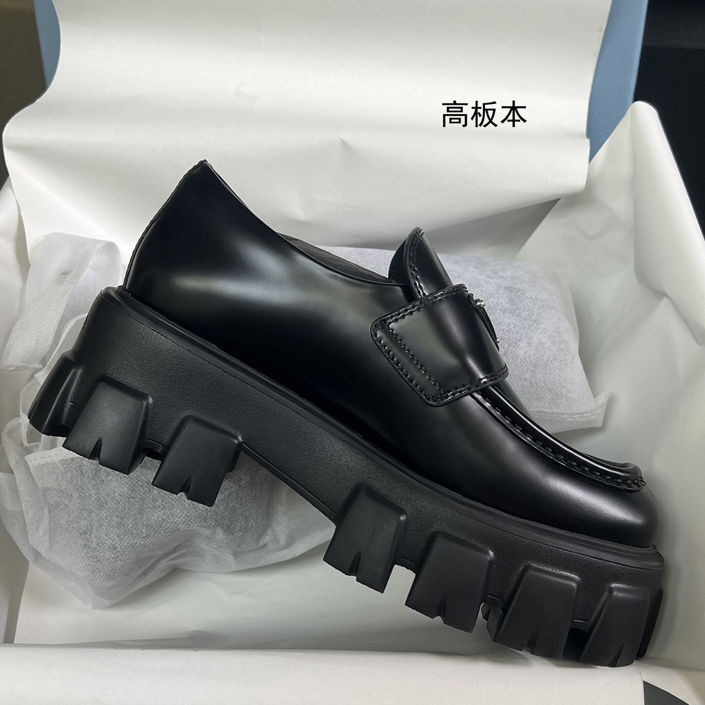 2025秋冬女鞋新宠：山茶花元素乐福鞋悄然登场