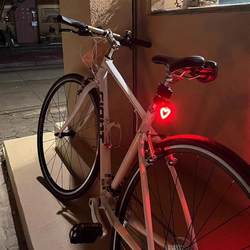 Giantexidesheng Mountain Bike Night Riding Love Lear Taillight Road Bike USB 충전 라이딩에 적합합니다.