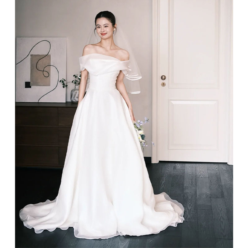 One-Shoulder Light Wedding Dress 2026 New Style Simple and Elegant White Engagement Dress with a Small Train, Stunning Light Luxury Reception Dress