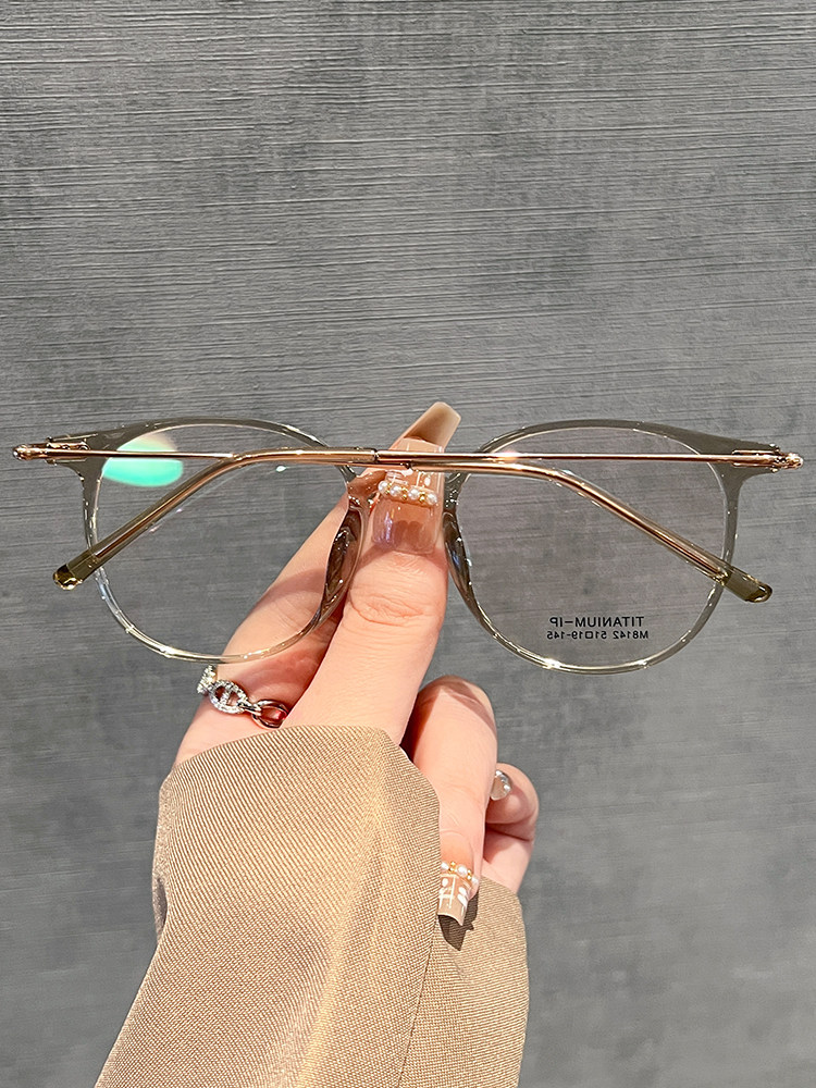 Ultra-Light 5g Titanium Frame Cold Tea-Colored Glasses for Nearsighted Women, Can Be Fitted with Prescription Lenses, Natural Look, Brightening Effect, Square Frame for Round Faces
