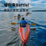 Надувной каяк на каяке для каяков на лодке