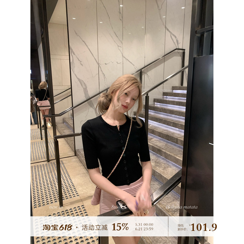 8Uioio Is a Universally Loved Gentle and Attractive Black Knitted Sweater for Women, a New Slim-Fit Short Top for Spring