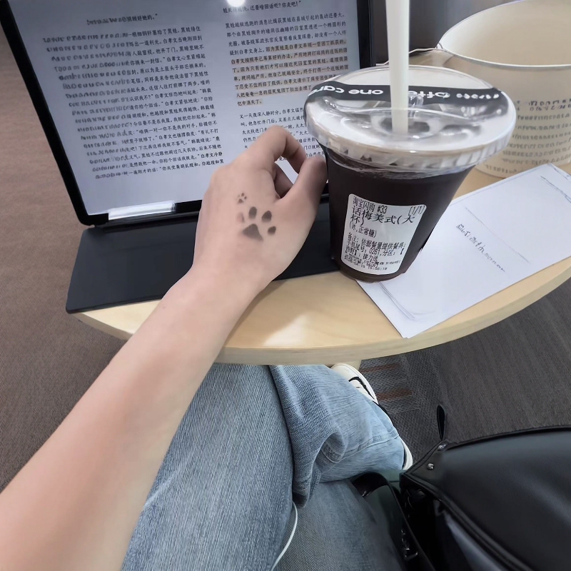 Cat Lovers Are in Ecstasy! Cat Paw Temperature-Changing Tattoo Stickers Are Waterproof, Long-Lasting, and the Color Changes with Body Temperature, Making Them Durable and Not Easy to Fall Off. Pet Pattern Stickers