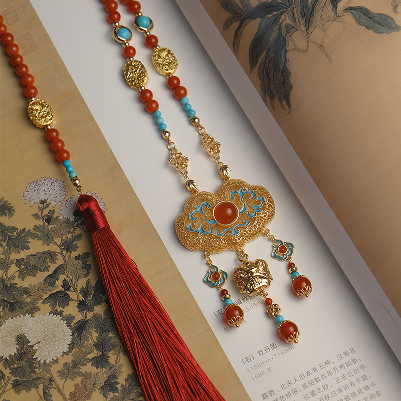 Huayuji Red Agate Imitation Dotted Emerald Safety Lock Big Red New Year Han Dynasty Long Yingluo Tassel Back Cloud Ancient Style Necklace
