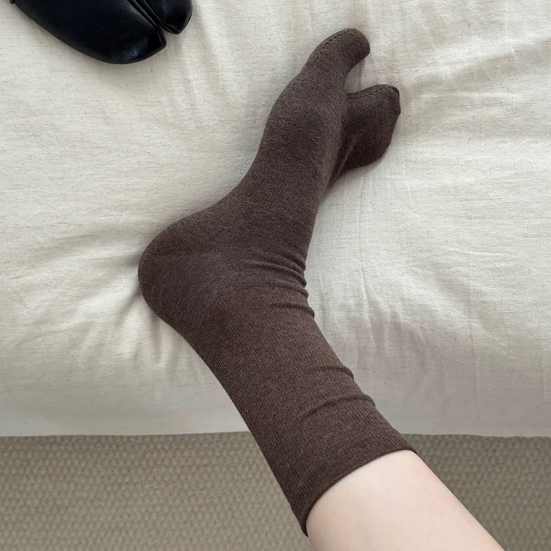Celot Kever Melard Split-Toe Socks for Women, Mid-Calf Socks, Autumn and Winter Korean Style Slouch Socks, Two-Toe Leather Shoes Celot Kever Melard Split-Toe Socks for Women, Mid-Calf Socks, Autumn and Winter Korean Style Slouch Socks, Two-Toe Leather Shoes
