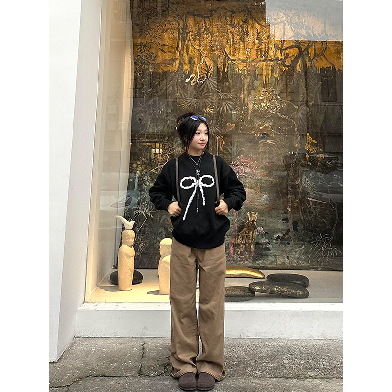 复古高腰直筒阔腿牛仔裤：2000年代的经典时尚复兴