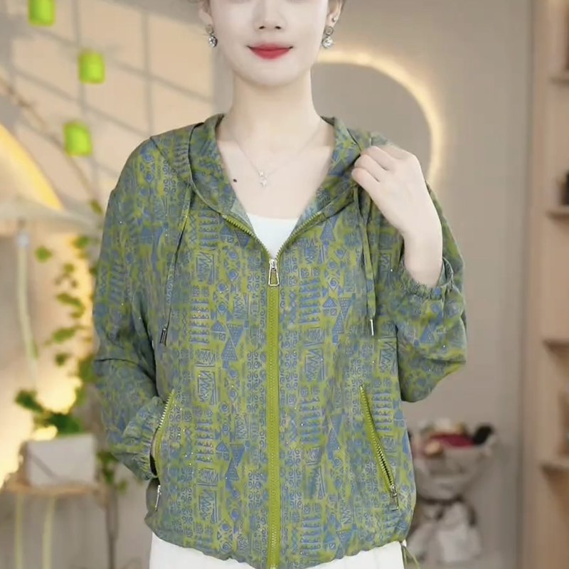 2025 New Sun Protection Clothing for Women, Fashionable Thin Hooded Printed Top That Makes You Look Younger and Slimmer