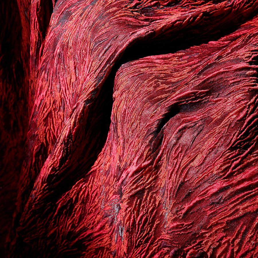 炎模様の高級ストライプ柄立体エンボス加工ジャカード生地。手作りの衣類、コート、バッグ、デザイナーズファブリックに最適です。