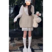 Designed hollow mesh U-neck knitted vest for womens autumn outer layering with a fashionable and chic vest