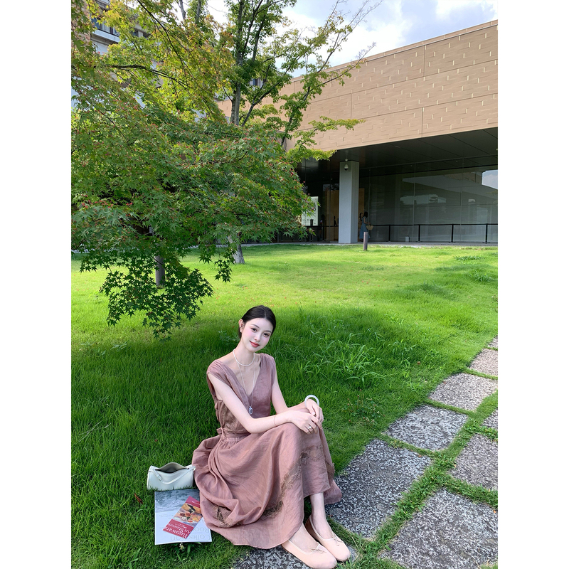 Fleme's "Garden Breeze" Is a Romantic and Elegant Loose-Fitting V-Neck Tie-Up Ramie Dress with Lace Splicing Fleme's "Garden Breeze" Is a Romantic and Elegant Loose-Fitting V-Neck Tie-Up Ramie Dress with Lace Splicing