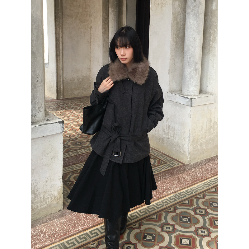 Unvvork Detachable Fur Collar Lace-Up Lapel Structured Coat Unvvork Detachable Fur Collar Lace-Up Lapel Structured Coat