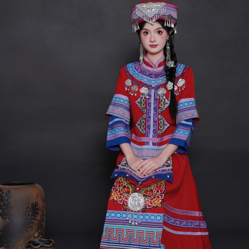 チワン族の女性用民族衣装、広西チワン族3月3日の新しい少数民族衣装、大人の衣装、チワン族の錦織りのダンス公演、旅行写真