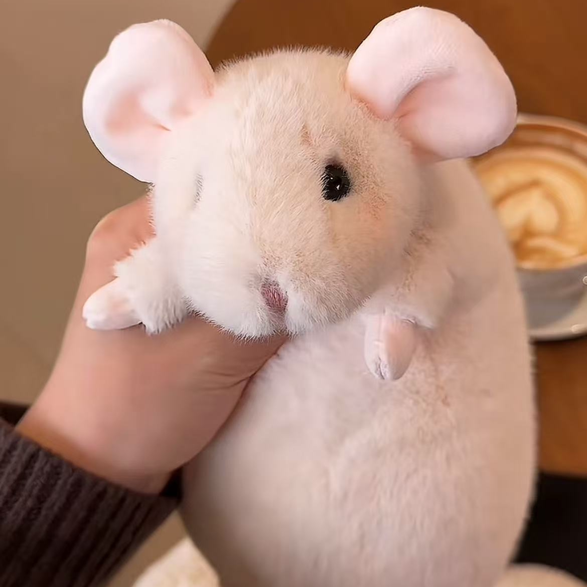 かわいいぬいぐるみネズミ。安心感を与えてくれるおもちゃで、友達への誕生日プレゼントにも最適。寝るときの良き相棒にもなります。