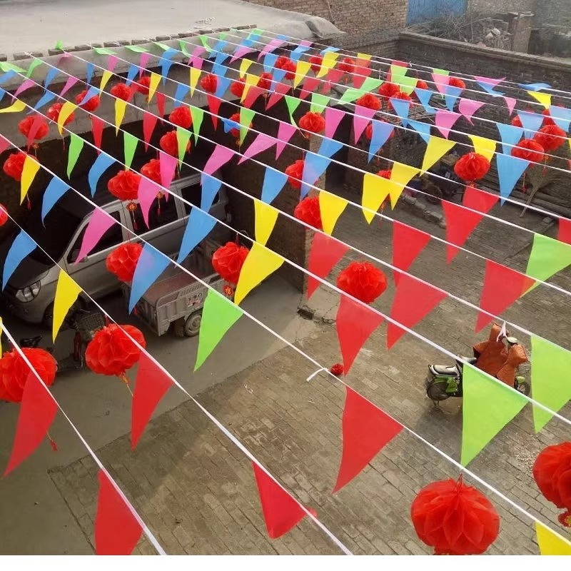 建設道路旗、カラフルな旗、建設現場の安全警告三角形、隔離ベルト、カラー警告ライン、小さな赤い旗、ロープ