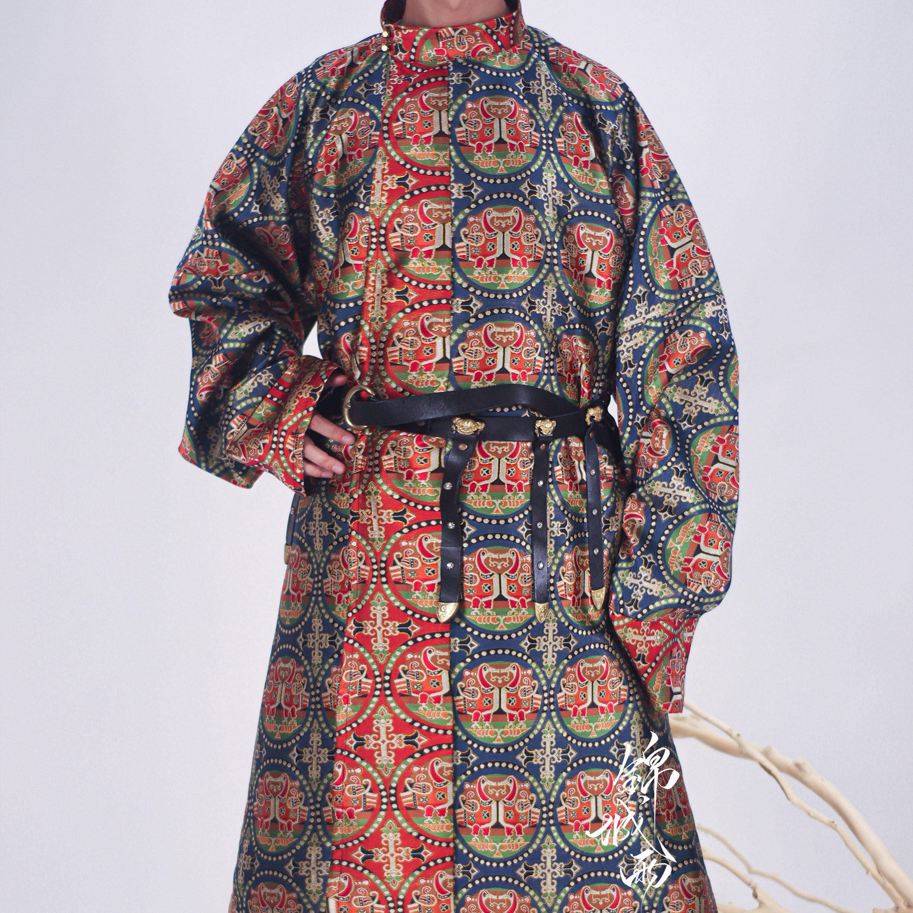 锦城雨汉服:穿越千年的织锦唐制缺胯袍,联珠纹对鸟圆领袍的绝美演绎-古风-淘宝百科网