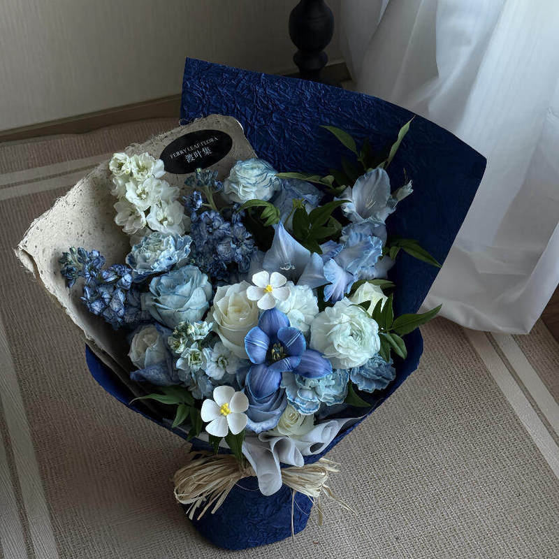 High-End Blue Floral Series Crushed Ice Blue Artificial Rose Soap Flowers as a 520Th Birthday Meeting Bouquet for Friends or Loved Ones