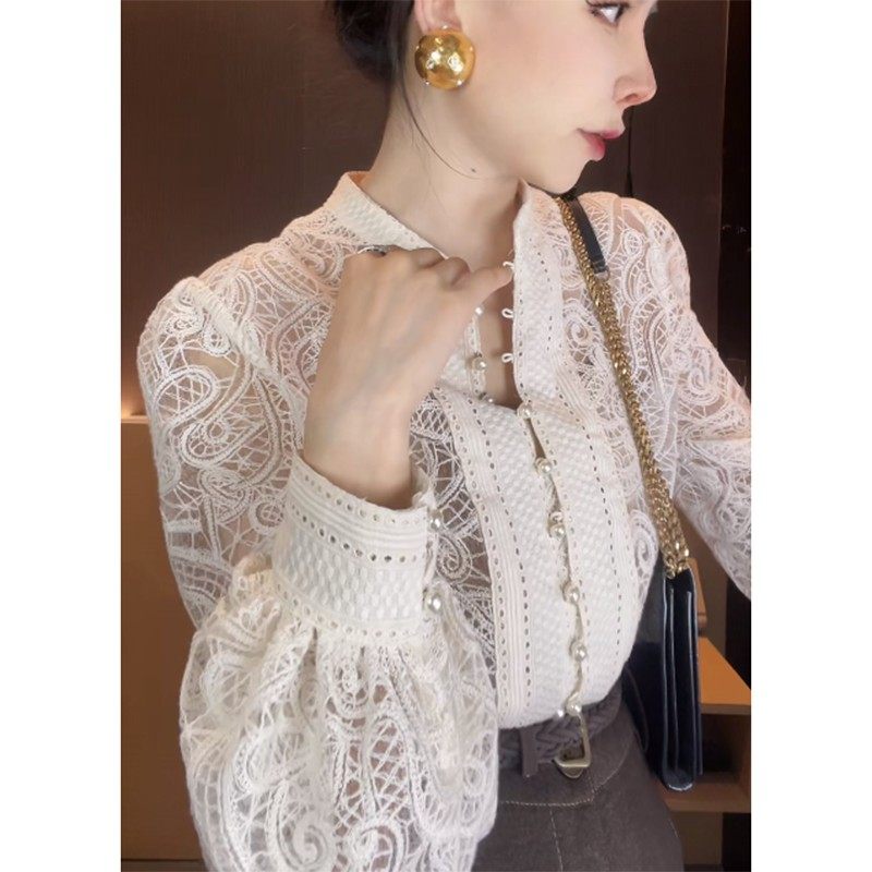 Французская ретро кружевная полая рубашка с длинными рукавами, женская осенняя новинка 2025 года, высококачественная темпераментная женская рубашка, уменьшающая возраст
