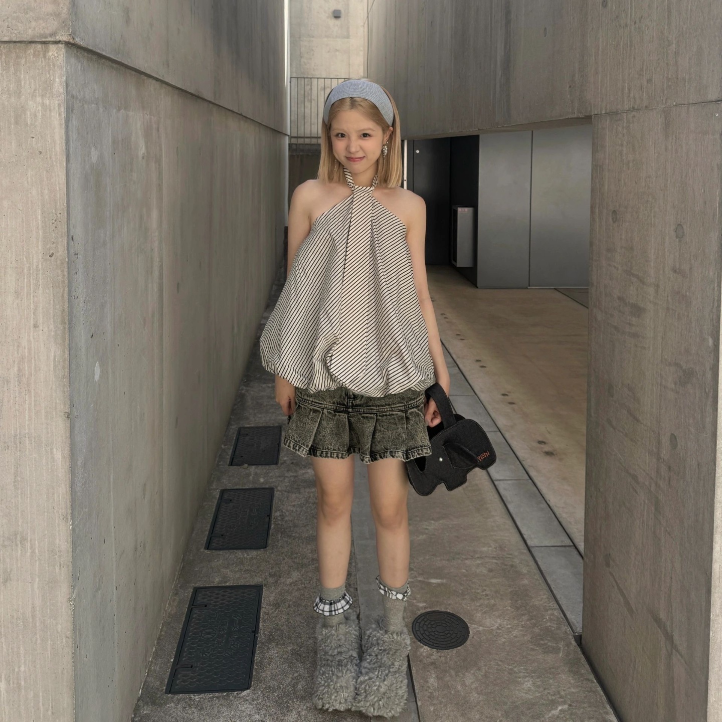 2025年新作、小さめサイズのストライプ柄ホルターネックベスト、オフショルダータイ、クラウドバッド、シックなニッチなルーズトップ