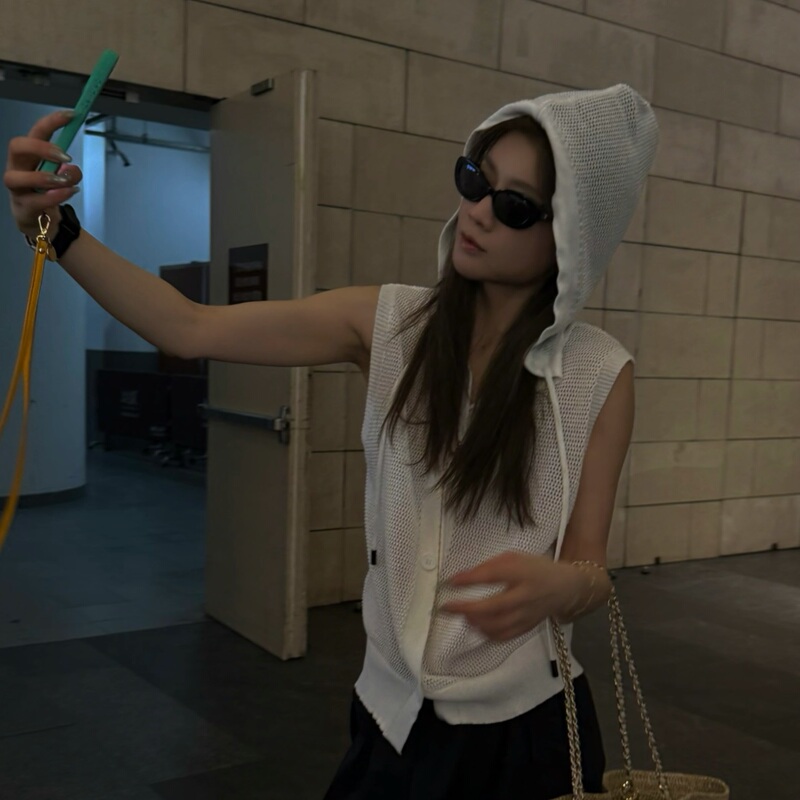 Mrs. Park's "Cloud Weaving Soft Dreams" Vest, Smart and Simple Commuting Knitted Hooded Vest 32072 Mrs. Park's "Cloud Weaving Soft Dreams" Vest, Smart and Simple Commuting Knitted Hooded Vest 32072