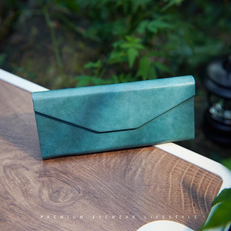 Leather Triangular Foldable Sunglasses Case for Men, Simple and Portable, Retro Sunglasses Storage, Myopia Glasses Case for Women