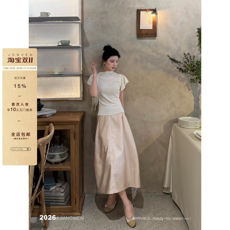 Jiang Wen's'Everyday Glow' Is a Stunning Ootd with a Skirt Paired with a Ruffled Sleeve Top + a Sleeveless Halter Top Jiang Wen's'Everyday Glow' Is a Stunning Ootd with a Skirt Paired with a Ruffled Sleeve Top + a Sleeveless Halter Top