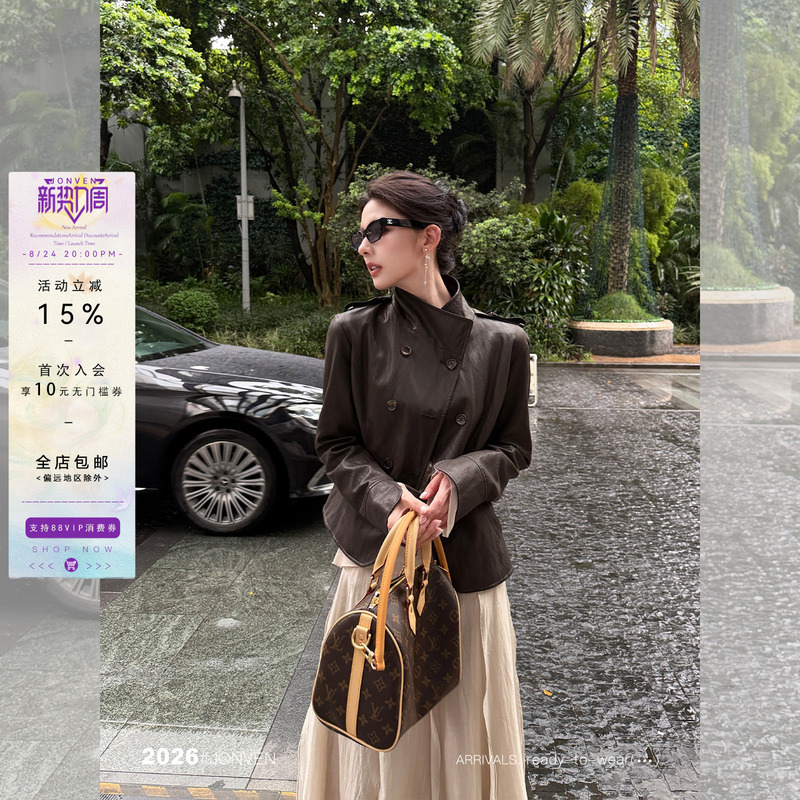 Jiang Wen's'Brownie' Brown Double-Breasted Stand-Up Collar Slim-Fit Short Pu Leather Jacket for Women, with a High-End, Cool and Stylish Look for Petite Figures Jiang Wen's'Brownie' Brown Double-Breasted Stand-Up Collar Slim-Fit Short Pu Leather Jacket for Women, with a High-End, Cool and Stylish Look for Petite Figures
