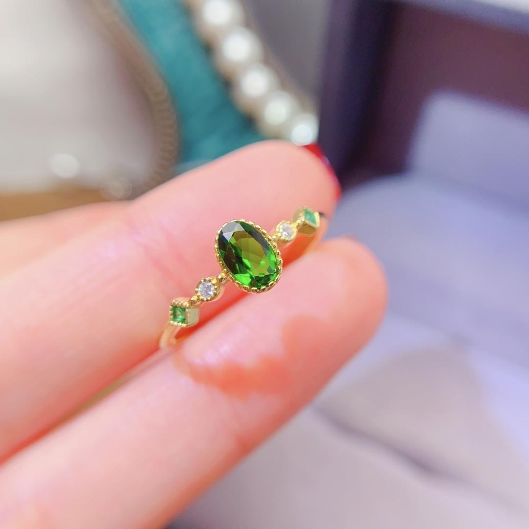 Fashionable and personalized niche emerald gift is simple