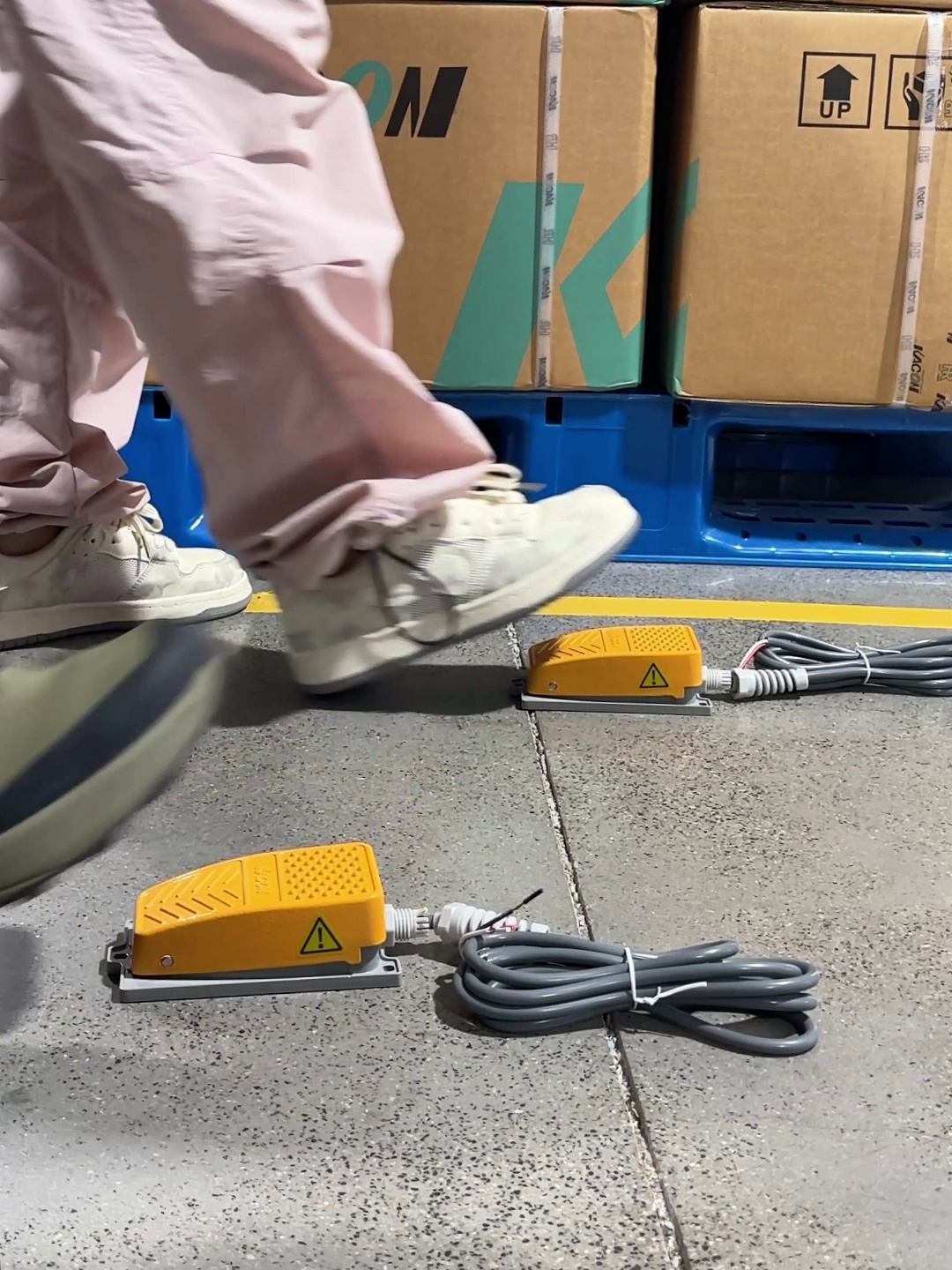 凯昆KACON HRF-MD212双开关升级了何。这脚踏板居然可够防水自锁。