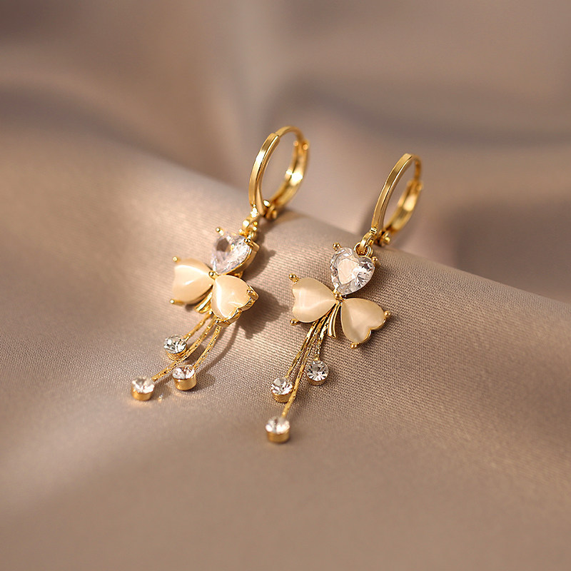 Light Luxury Clover Earrings 2026 New Niche Design High-End Tassel Ear Cuffs Feminine Autumn and Winter Earrings Light Luxury Clover Earrings 2026 New Niche Design High-End Tassel Ear Cuffs Feminine Autumn and Winter Earrings