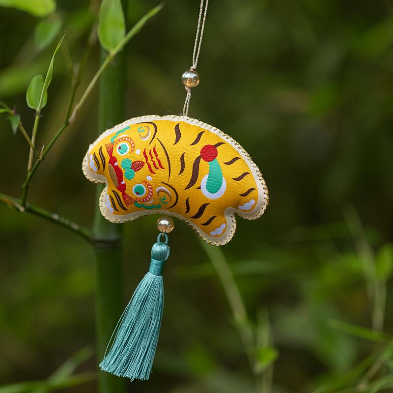 芳香萦绕：揭秘纯色香包的优雅美学与多功能设计