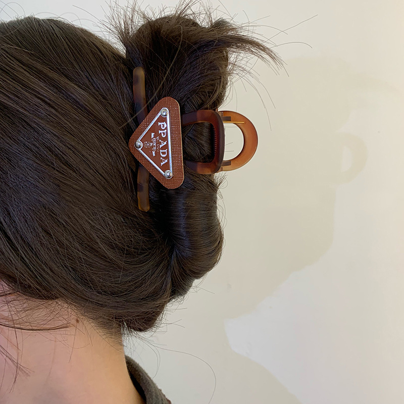 Daiyin Wangpula and Prada Collaboration Triangle Logo Hair Clip Shark Clip 2026 New Model Hairpin for Women
