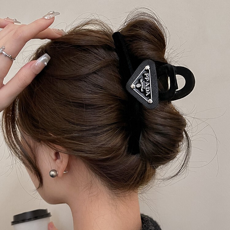 Daiyin Wangpula and Prada Collaboration Velvet Hair Clip for Women 2026 New Style Shark Clip Hairpin for Women