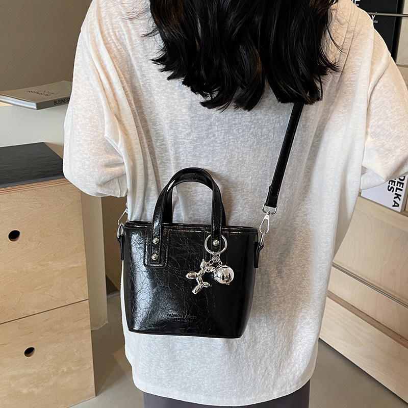 This Year's Popular Retro Bags for Women Are Large-Capacity 2025 New Autumn and Winter Casual Crossbody Bags and Hand-Held Bucket Bags