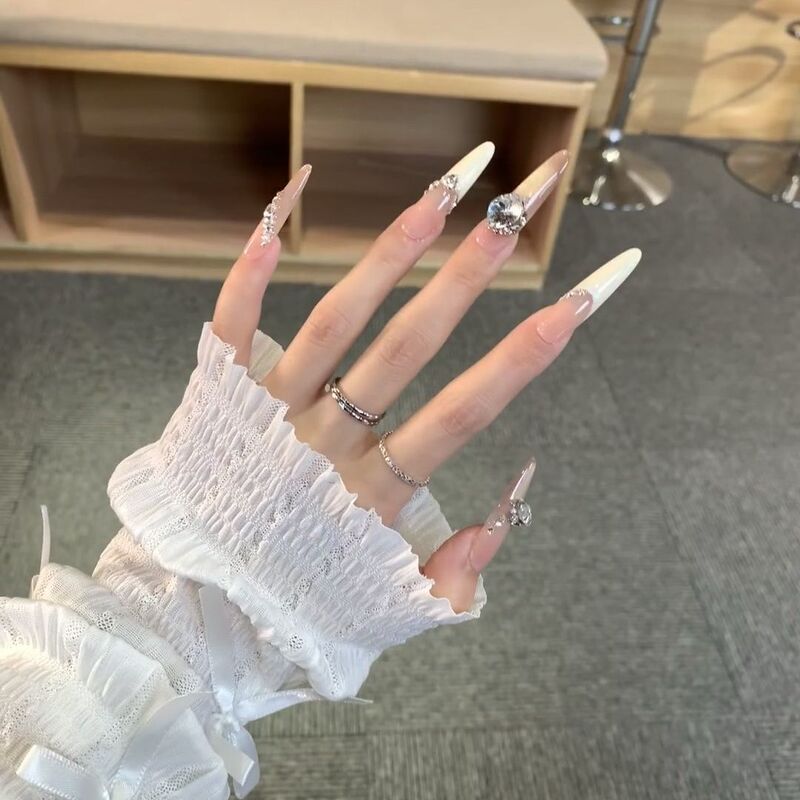 Elegant and Pure Style, Brightening and Light Luxury French Cat-Eye Dazzling High-End Atmosphere Nail Art