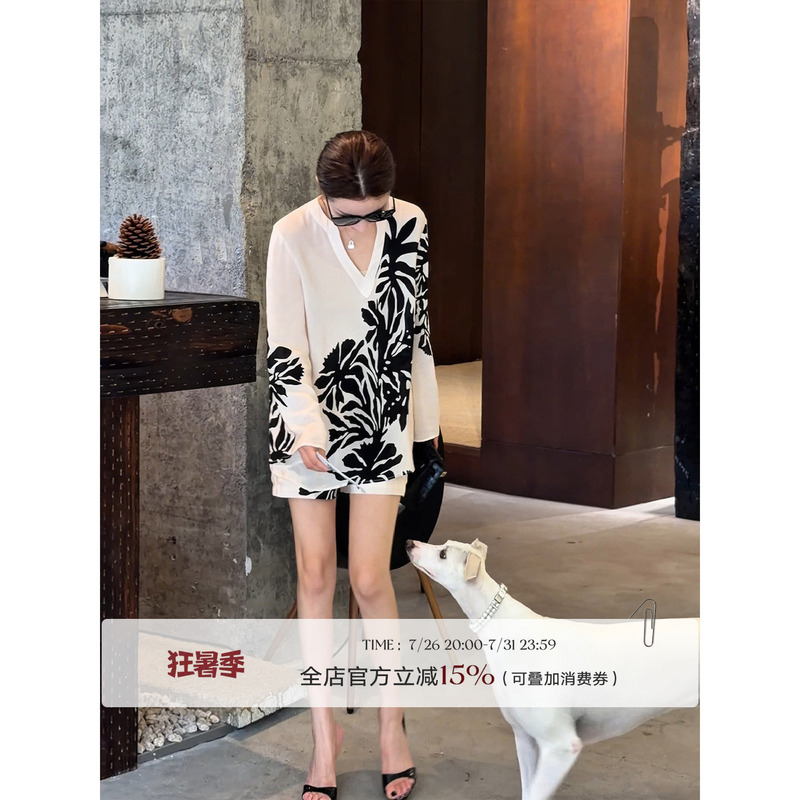 Liu Xiongxiong Mcmax【Cool to the Bone】High-End Batwing Sleeve Printed Top and Shorts Set with a Sense of Sophistication for Women Liu Xiongxiong Mcmax【Cool to the Bone】High-End Batwing Sleeve Printed Top and Shorts Set with a Sense of Sophistication for Women