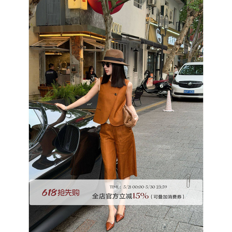 Liu Xiongxiong Mcmax【Caramel Bc】Elegant Old Money Style Ramie Asymmetrical Vest and Mid-Length Pants Fashion Set for Women Liu Xiongxiong Mcmax【Caramel Bc】Elegant Old Money Style Ramie Asymmetrical Vest and Mid-Length Pants Fashion Set for Women