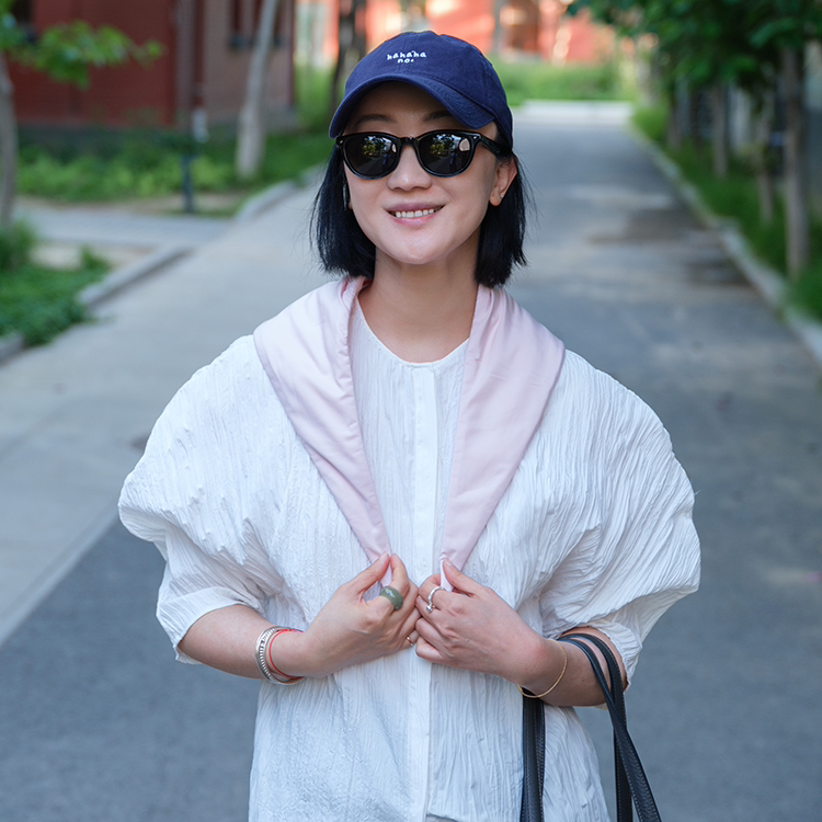 Yaohao Tao Tao ● Wide and Comfortable Cotton Neck Support ● Upgraded Autumn and Winter Warm Cotton Neck Protector with Cotton Filling, Skin-Friendly and Breathable. Yaohao Tao Tao ● Wide and Comfortable Cotton Neck Support ● Upgraded Autumn and Winter Warm Cotton Neck Protector with Cotton Filling, Skin-Friendly and Breathable.